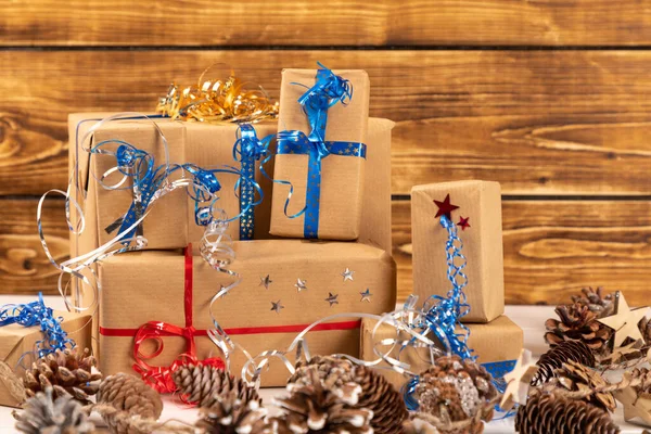 圣诞礼品和装饰品木制背景 — 图库照片