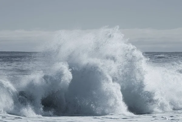 Hullámok Zuhannak Sziklás Tenger Partján Óceán — Stock Fotó