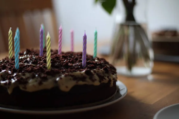 테이블에 양초가 맛있는 초콜릿 케이크 — 스톡 사진