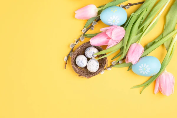 Sarı Arka Planda Paskalya Yumurtaları Laleler — Stok fotoğraf