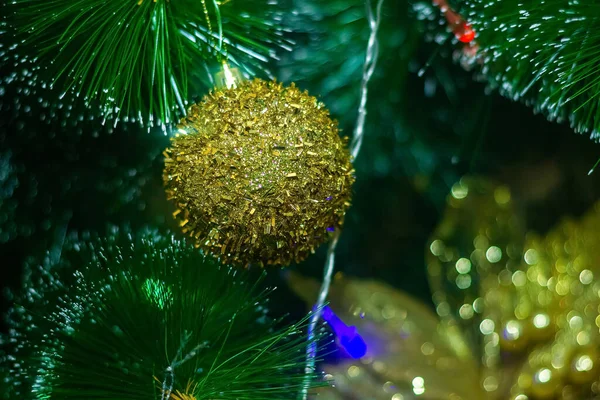 Árbol Navidad Con Decoraciones Fondo Guirnalda —  Fotos de Stock