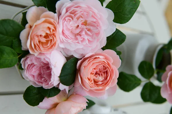 Gyönyörű Rózsaszín Rózsák Egy Vázában Fehér Háttér — Stock Fotó