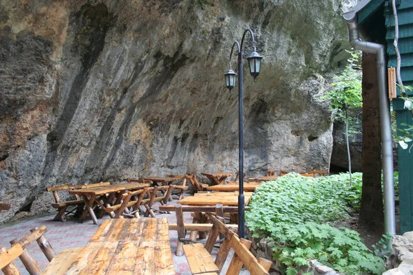 山上的一座古老的木桥 — 图库照片
