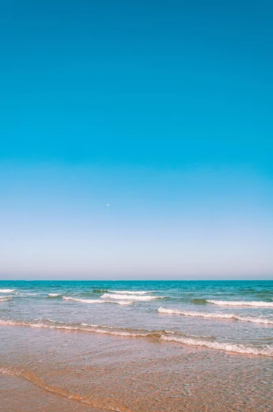 Όμορφη Παραλία Κύματα Θάλασσας Και Γαλάζιο Ουρανό — Φωτογραφία Αρχείου