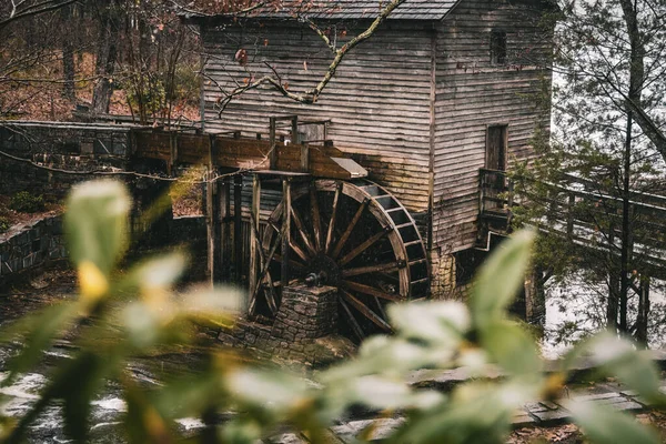 森の古い木の水車 — ストック写真