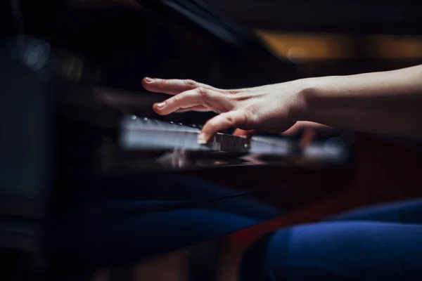Крупным Планом Руки Мужчины Играющего Фортепиано — стоковое фото
