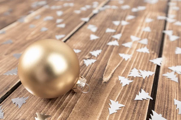 Рождественский Бал Деревянном Фоне — стоковое фото