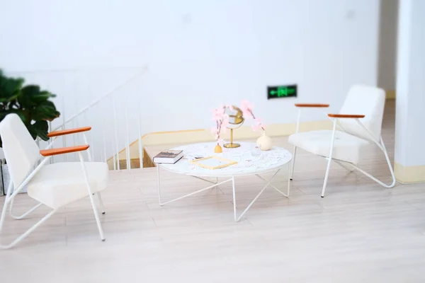 Interior Uma Cozinha Moderna Com Uma Mesa Uma Cadeira — Fotografia de Stock