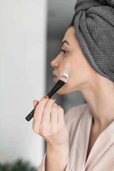 Hermosa Joven Aplicación Maquillaje Cepillo Cara — Foto de Stock