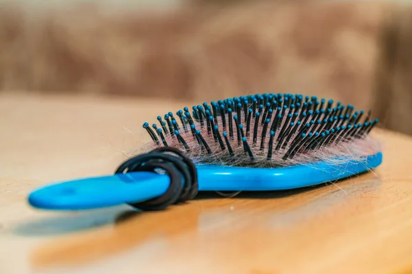 Haarbürste Mit Kamm Auf Einem Hölzernen Hintergrund — Stockfoto