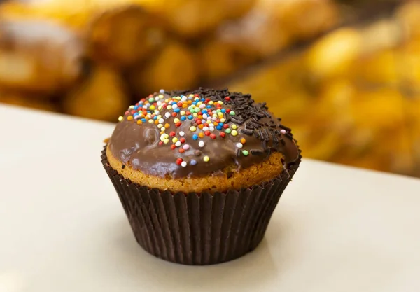 Cupcake Cioccolato Con Ciliegina Tavolo Bianco — Foto Stock