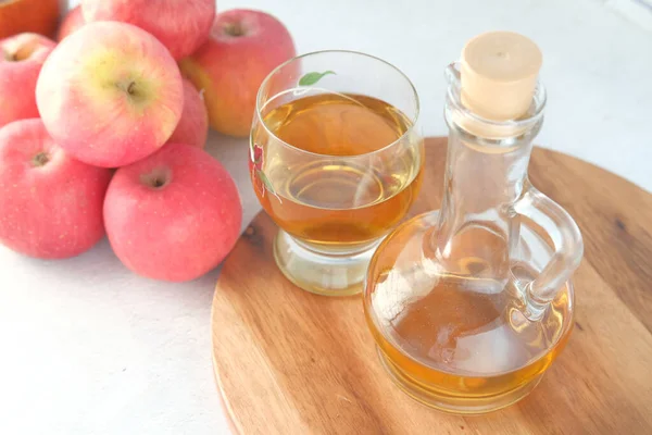 Äppeljuice Och Ett Glas Rött Vin Ett Träbord — Stockfoto