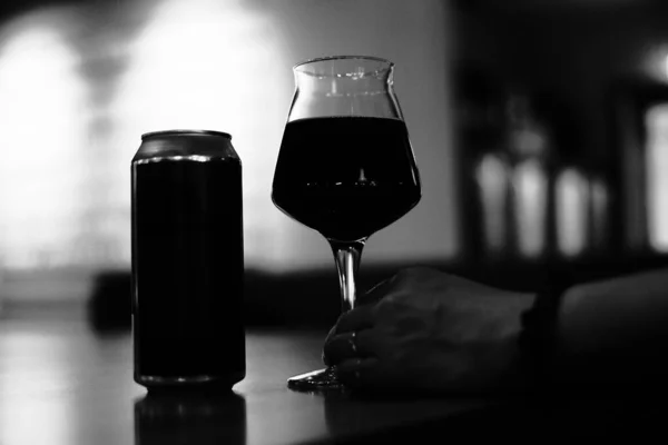 Schwarz Weiß Foto Eines Mannes Mit Einem Glas Wein — Stockfoto