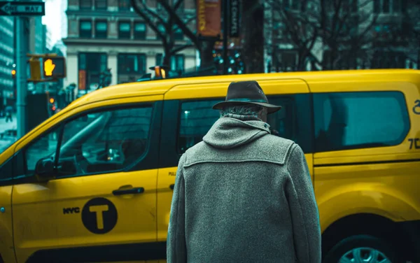 Homem Com Uma Mochila Táxi Amarelo Rua — Fotografia de Stock