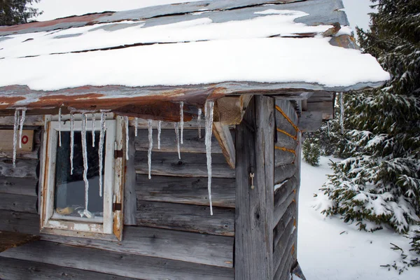 雪の中の木造住宅 — ストック写真