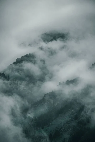 Prachtig Uitzicht Mistig Berglandschap — Stockfoto