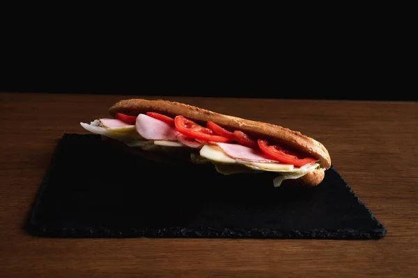 Бутерброд Сосискою Кетчупом Дерев Яній Дошці — стокове фото