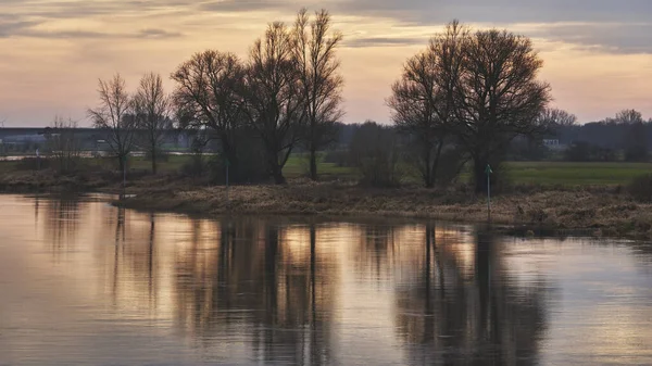 Piękny Zachód Słońca Nad Rzeką — Zdjęcie stockowe