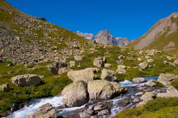 Hermoso Paisaje Montaña Con Montañas Cielo Azul — Foto de Stock