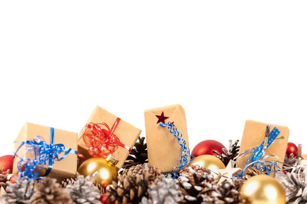 Noel Hediyeleri Süslemeleri Beyaz Arka Plan Üzerinde — Stok fotoğraf