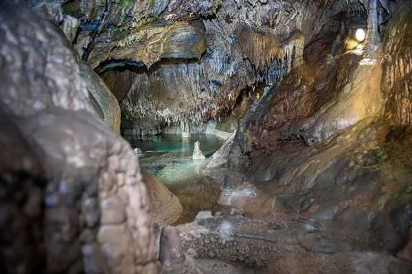 Grotte Avec Une Cascade Une Roche Sur Fond — Photo