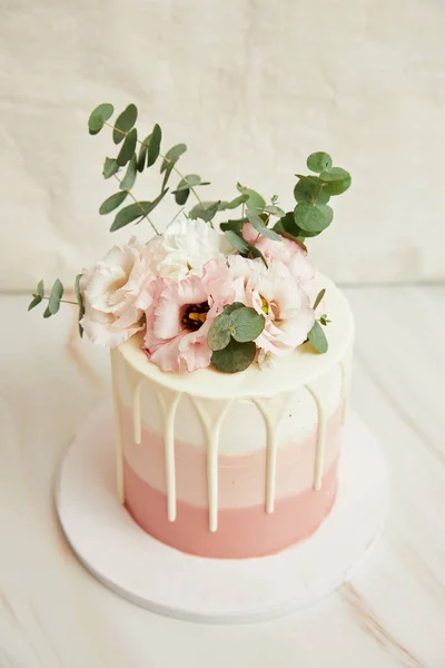 漂亮的结婚蛋糕 有玫瑰和花朵 — 图库照片
