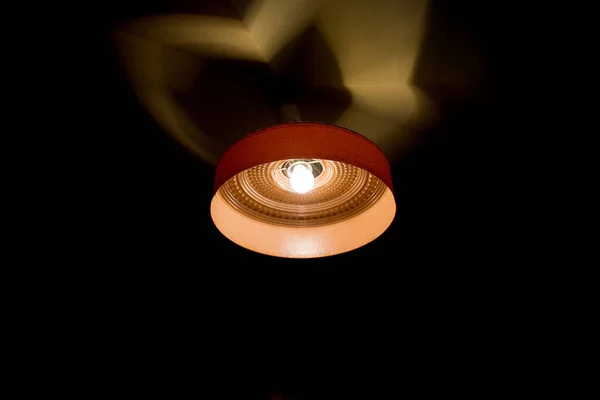 Лампа Чорному Фоні — стокове фото