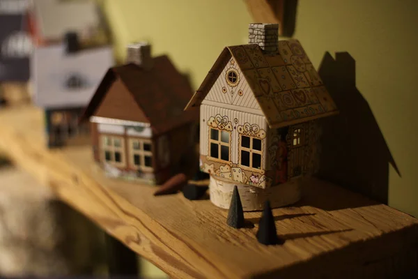 木制房屋背景上的房子的缩影模型 — 图库照片