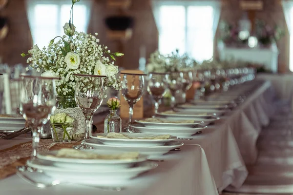 Bela Mesa Casamento Com Flores Brancas Óculos — Fotografia de Stock