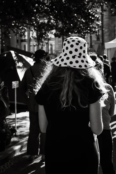 Schwarz Weiß Foto Einer Jungen Frau Einem Kleid Mit Tasche — Stockfoto