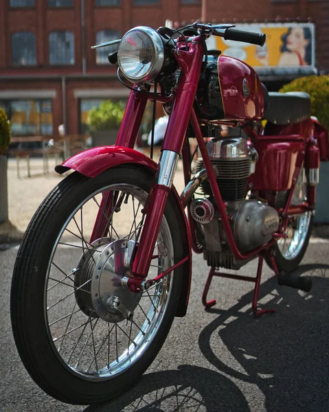 Κόκκινο Ποδήλατο Σταθμευμένο Στο Δρόμο — Φωτογραφία Αρχείου
