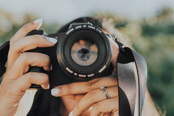 Fotógrafo Mulher Tirando Foto Com Câmera — Fotografia de Stock