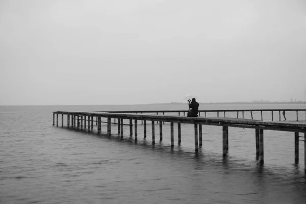 Silhouette Eines Mannes Auf Dem Pier — Stockfoto