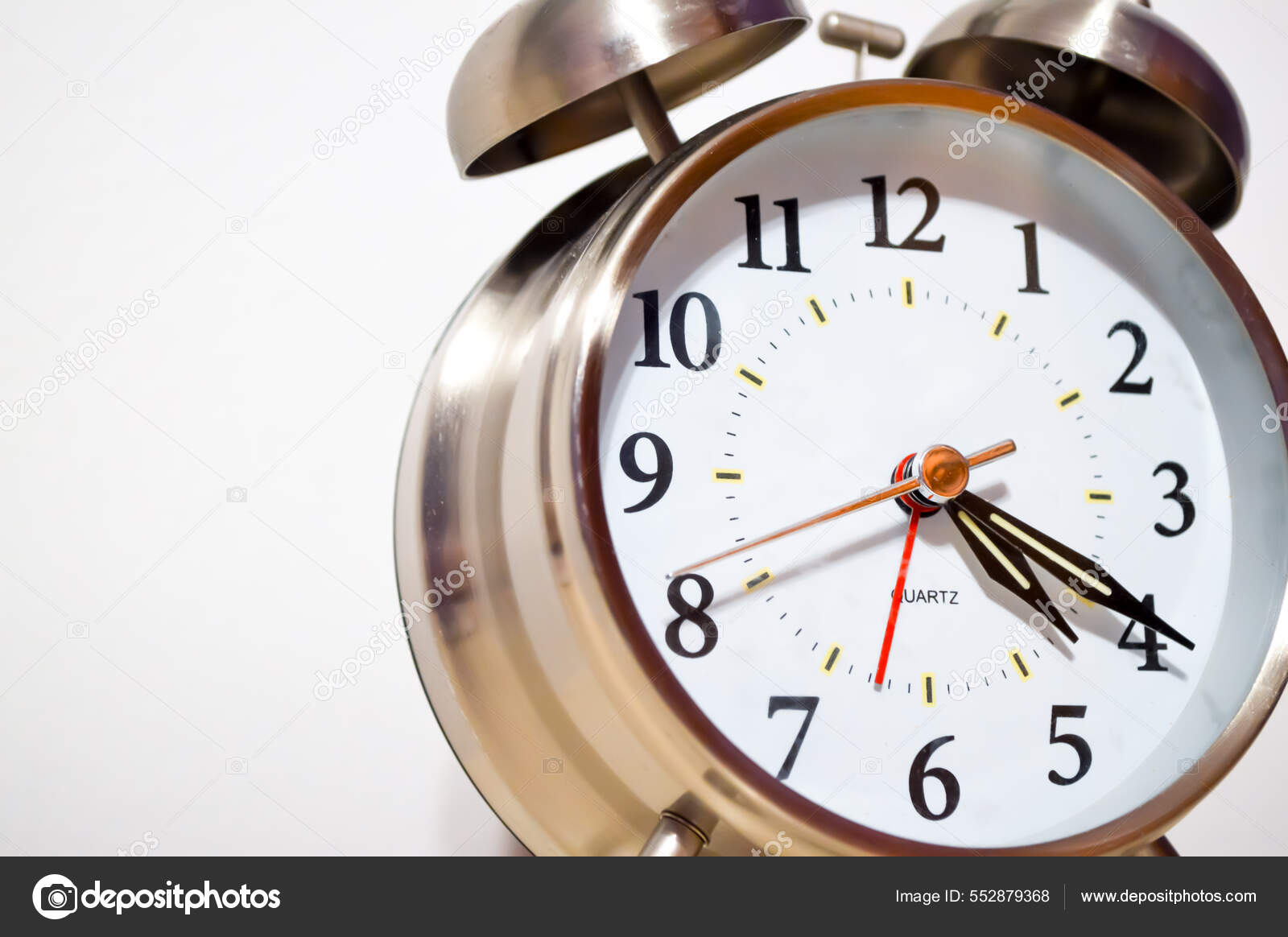 Reloj Sobre Fondo Blanco — Foto de stock #552879368 © Wirestock
