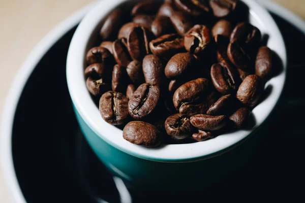 Kávébab Egy Csésze Fehér Háttér — Stock Fotó