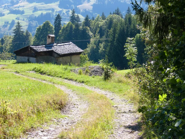 山の村を背景にした美しい風景 — ストック写真