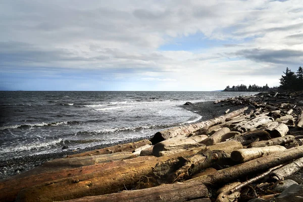 Eine Schöne Aufnahme Eines Hölzernen Pier Einem Sandstrand — Stockfoto