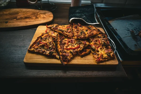Pizza Met Vlees Groenten Een Houten Plank — Stockfoto