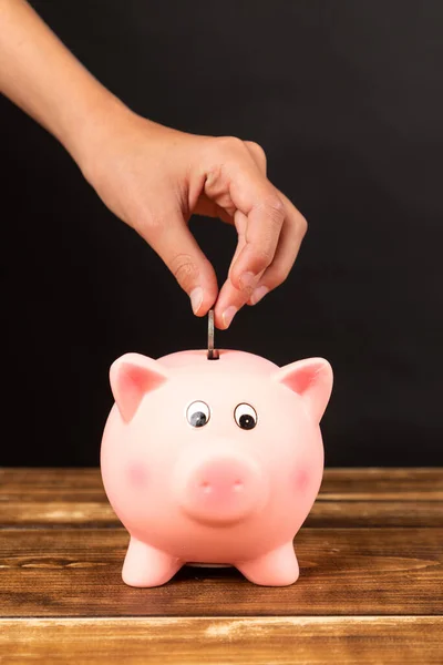 Mujer Poniendo Dinero Alcancía Mesa Madera — Foto de Stock