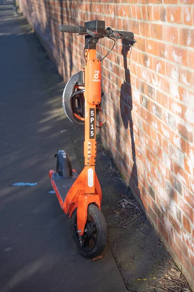 Tiro Close Uma Scooter Estacionada Uma Rua — Fotografia de Stock