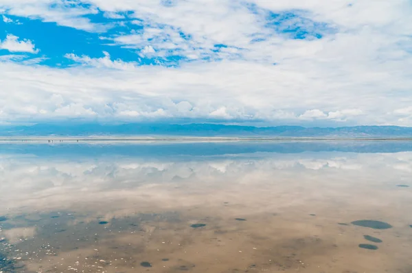 Pemandangan Laut Yang Indah Dengan Awan Dan Langit Biru — Stok Foto