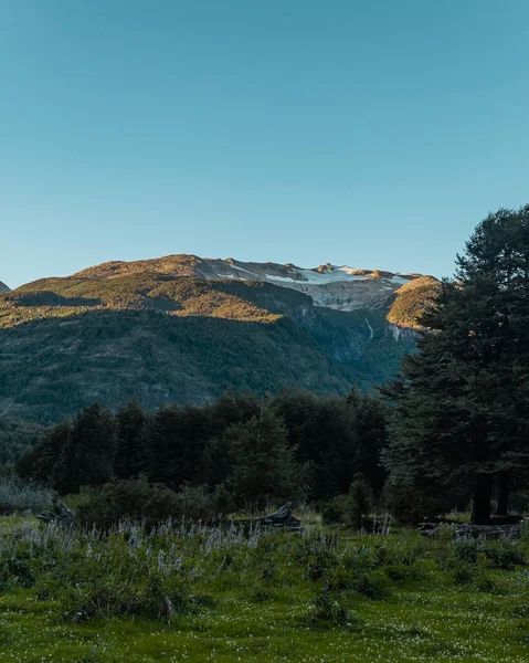 Bellissimo Paesaggio Con Montagne Cielo Blu — Foto Stock