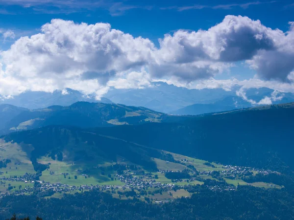 Krásná Krajina Horami Modrá Obloha — Stock fotografie