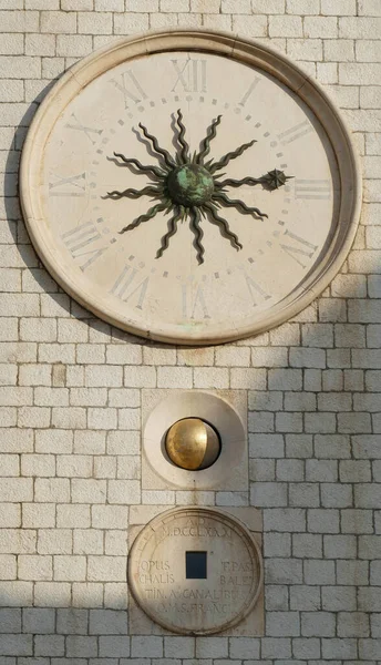 有钟表的旧木门 — 图库照片
