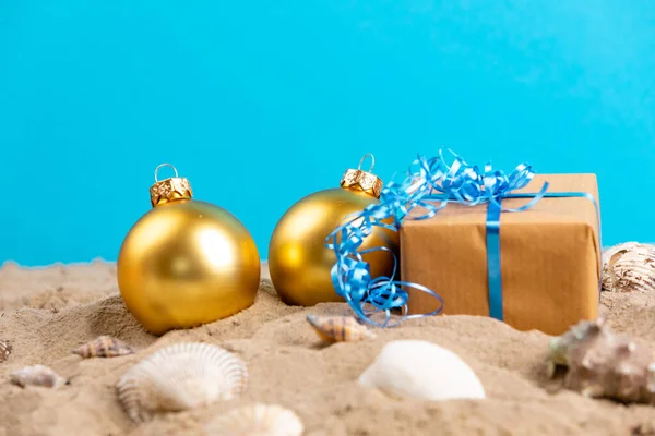 青い背景のクリスマスボールとプレゼント — ストック写真