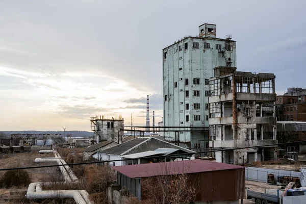 Régi Elhagyatott Gyárépület Városban — Stock Fotó