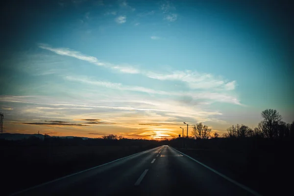 田舎の道路に日没する — ストック写真