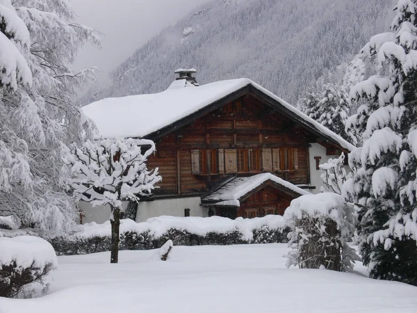 Maison Couverte Neige Dans Les Montagnes — Photo