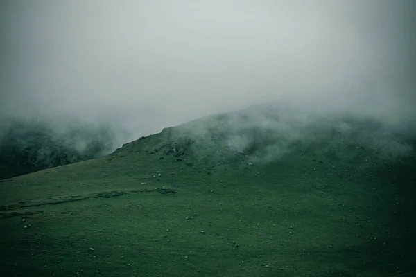 Красивий Вид Туманний Гірський Пейзаж — стокове фото