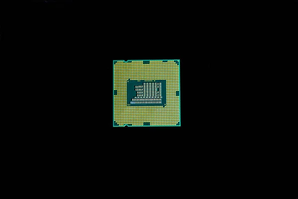 コンピュータ プロセッサのアイコン Cpuベクトルチップのフラットイラストを黒の背景に分離 — ストック写真